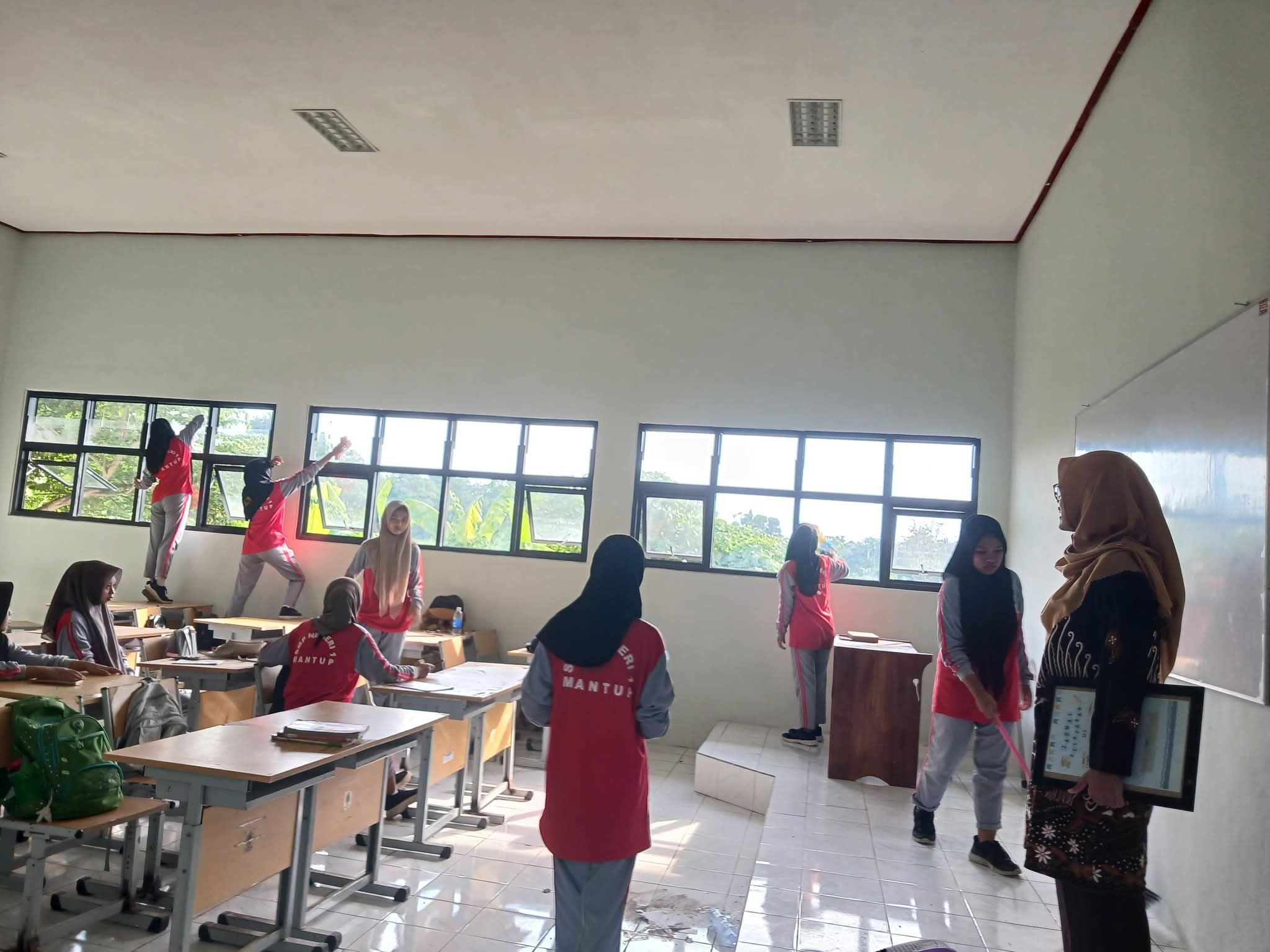 Jumat Bersih, Karakter Peduli Lingkungan Sejak Dini